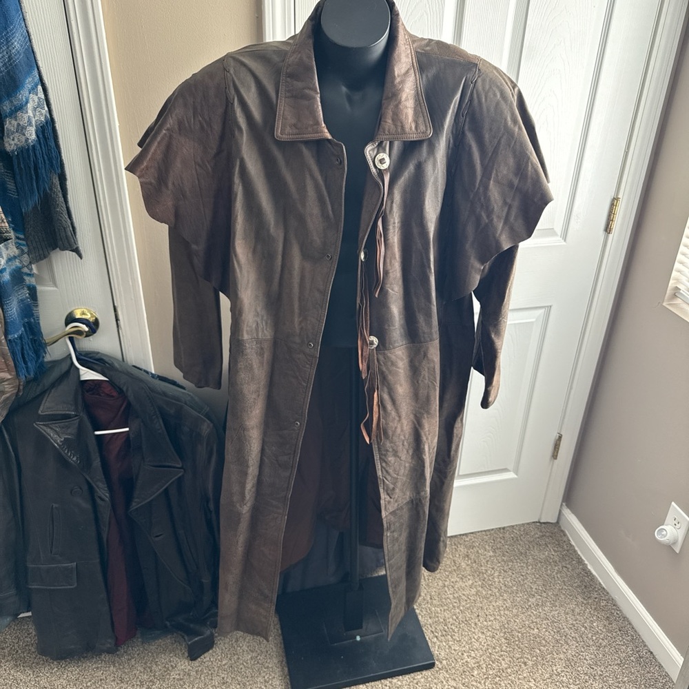Vintage Brown Leather Coat – Statement Cape Shoulder - Picture 4 of 4